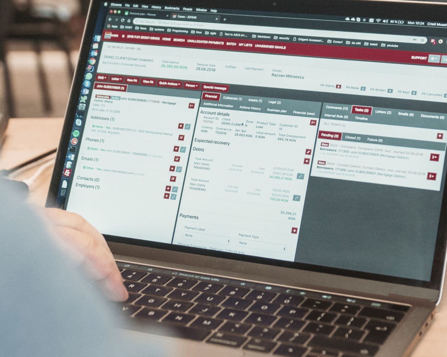 Ein Foto zeigt einen aufgeklappten Laptop; auf dem Bildschirm ist eine Seite von Kollecto+ zu erkennen. Darunter steht der Text: “Bis Ende 2023 werden acht der 24 EOS Gesellschaften 2023 Kollecto+, weitere Rollouts werden bald folgen.