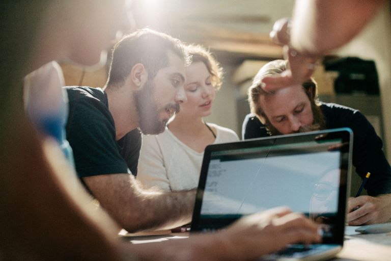 Bei EOS Tech Lab erfahren die Teilnehmer unter anderem, wie sie mit Kubernetes schneller Cloud-Anwendungen aufsetzen können.
