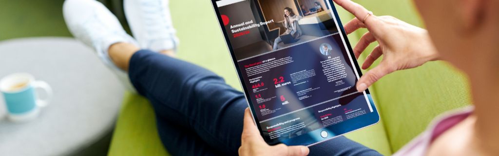 EOS ASR: Das Bild zeigt eine junge Frau, die ein Tablet in der Hand hält und sich darauf den Annual Sustainability Report von EOS anschaut.