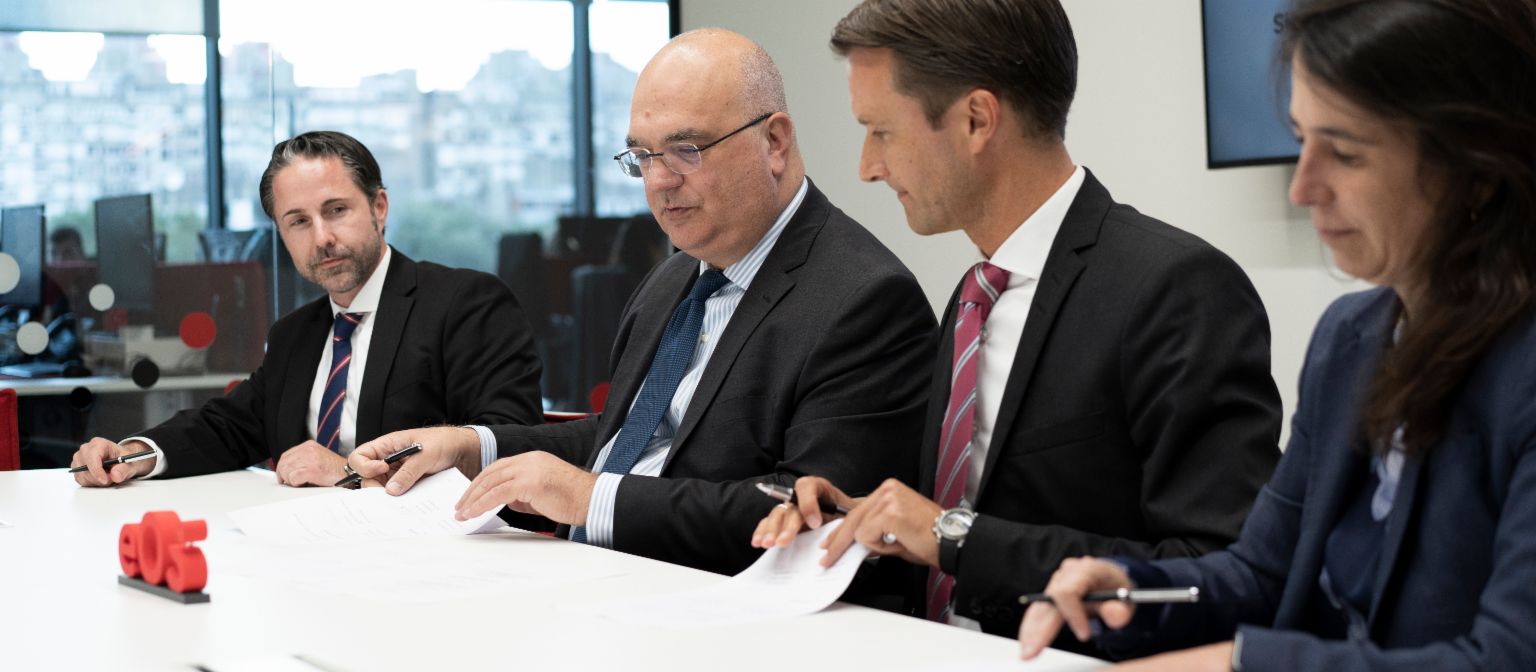 Vertreter*innen von IFC und EOS besiegeln am 20.9.2022 bei einem Festakt ihre Zusammenarbeit beim Aufkauf notleidender Kredite und Immobilien in Osteuropa. Marwin Ramcke, Vittorio Di Bello, Carsten Tidow, Ariane Di Iorio 