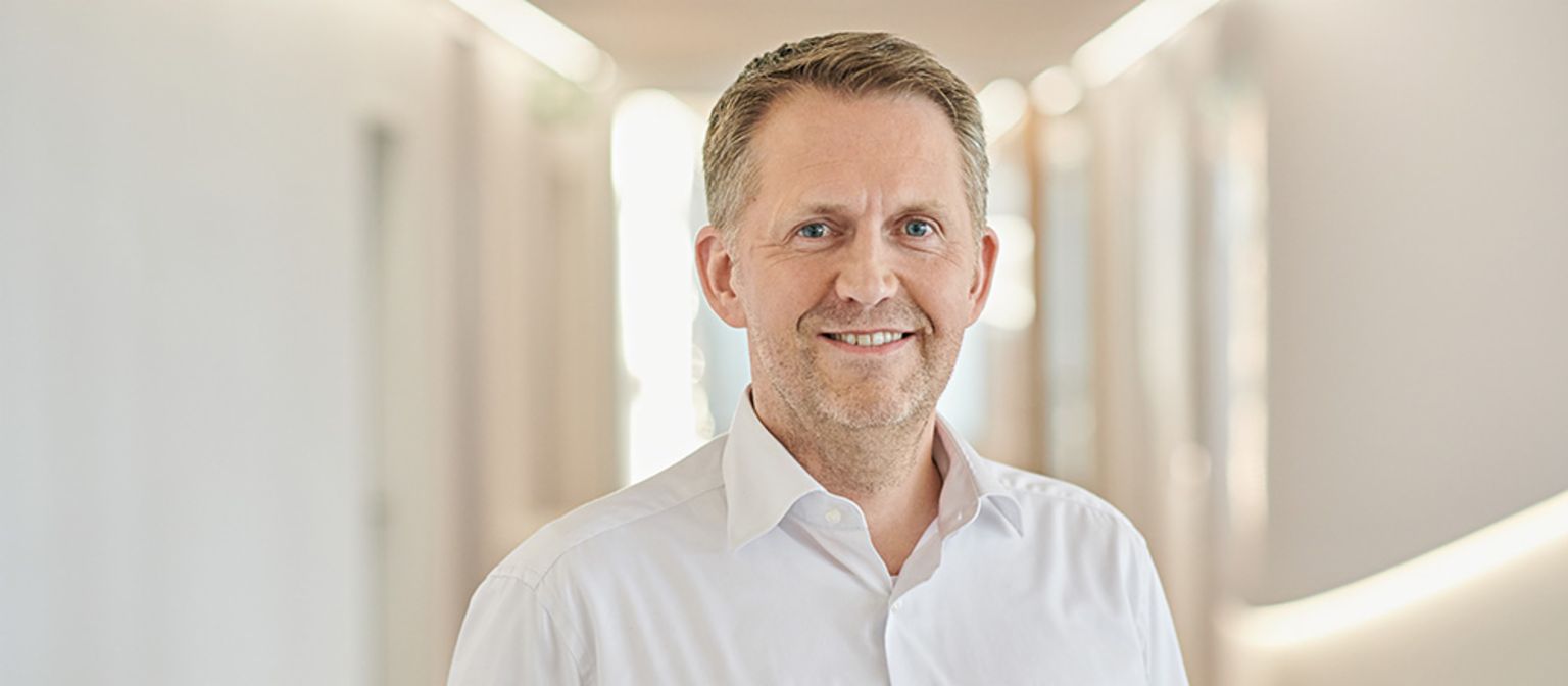 Andreas Kropp, Mitglied des EOS Boards und verantwortlich für die Region Deutschland<br/>Geschäftsführer EOS Deutschland lächelt freundlich. 