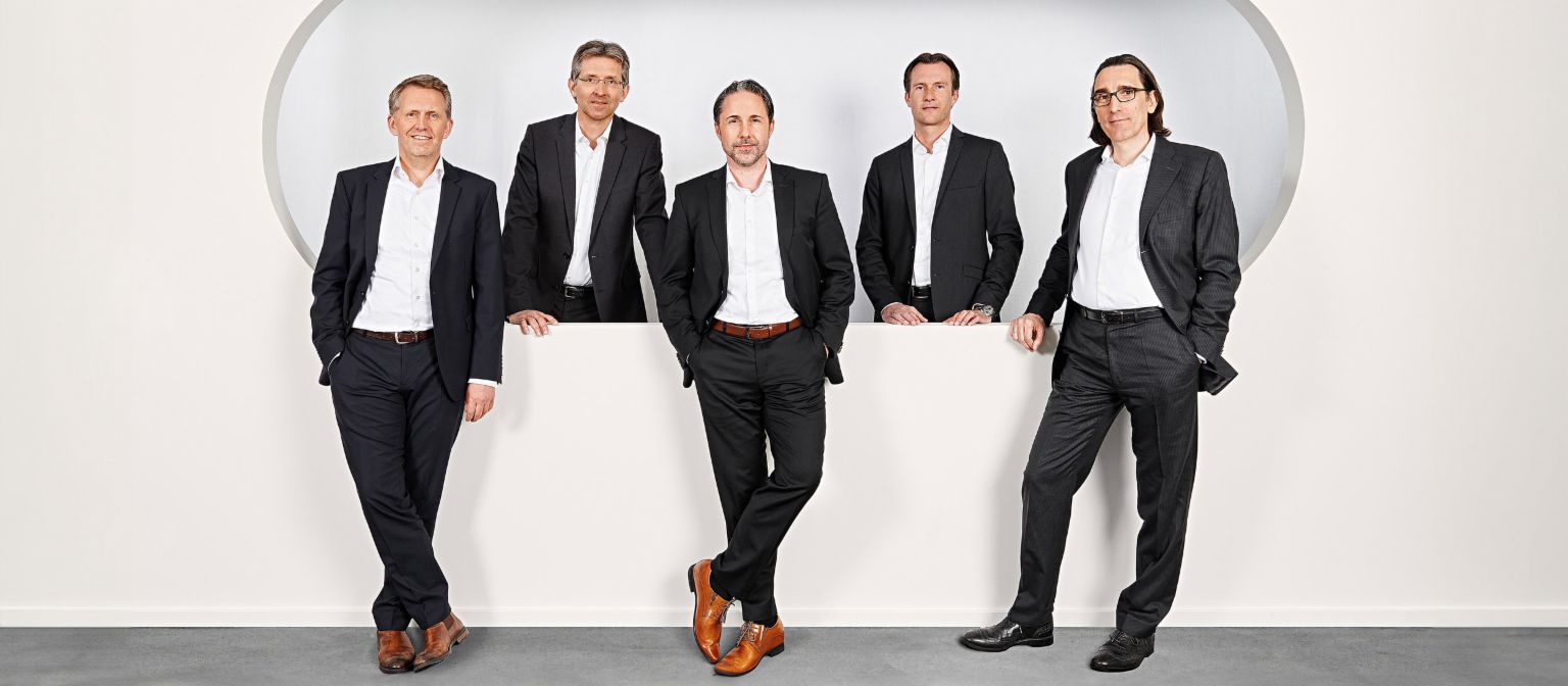 Ein Gruppenfoto zeigt die EOS Geschäftsführer (v.l.n.r.) Andreas Kropp (Deutschland), Justus Hecking-Veltman (Finanzen), Marwin Ramcke (Vorsitzender der Geschäftsführung), Carsten Tidow (Osteuropa) und Dr. Andreas Witzig (Westeuropa).
