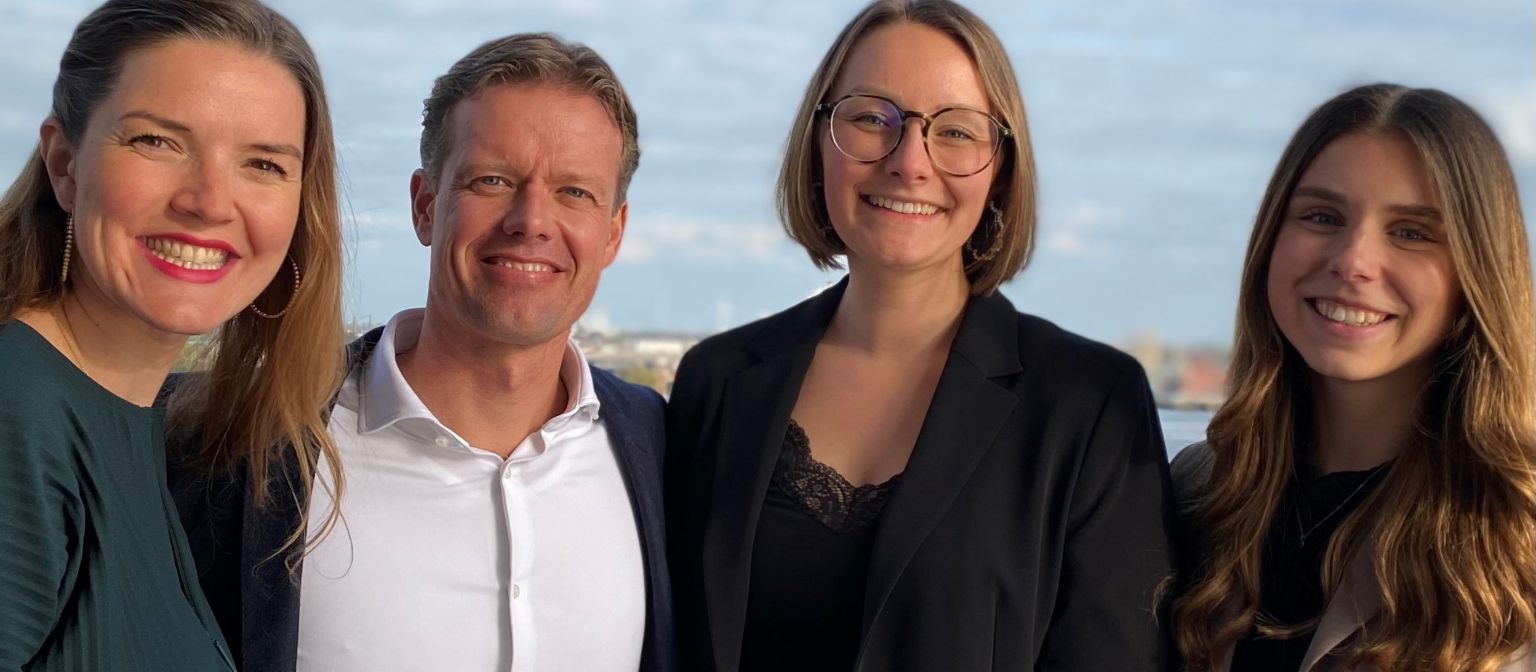 Ein Foto zeigt das Team der EOS eigenen finlit foundation: Jana Titov, Sebastian Richter, Marie Langeloh, Leonie Schoch (v.l.n.r.)