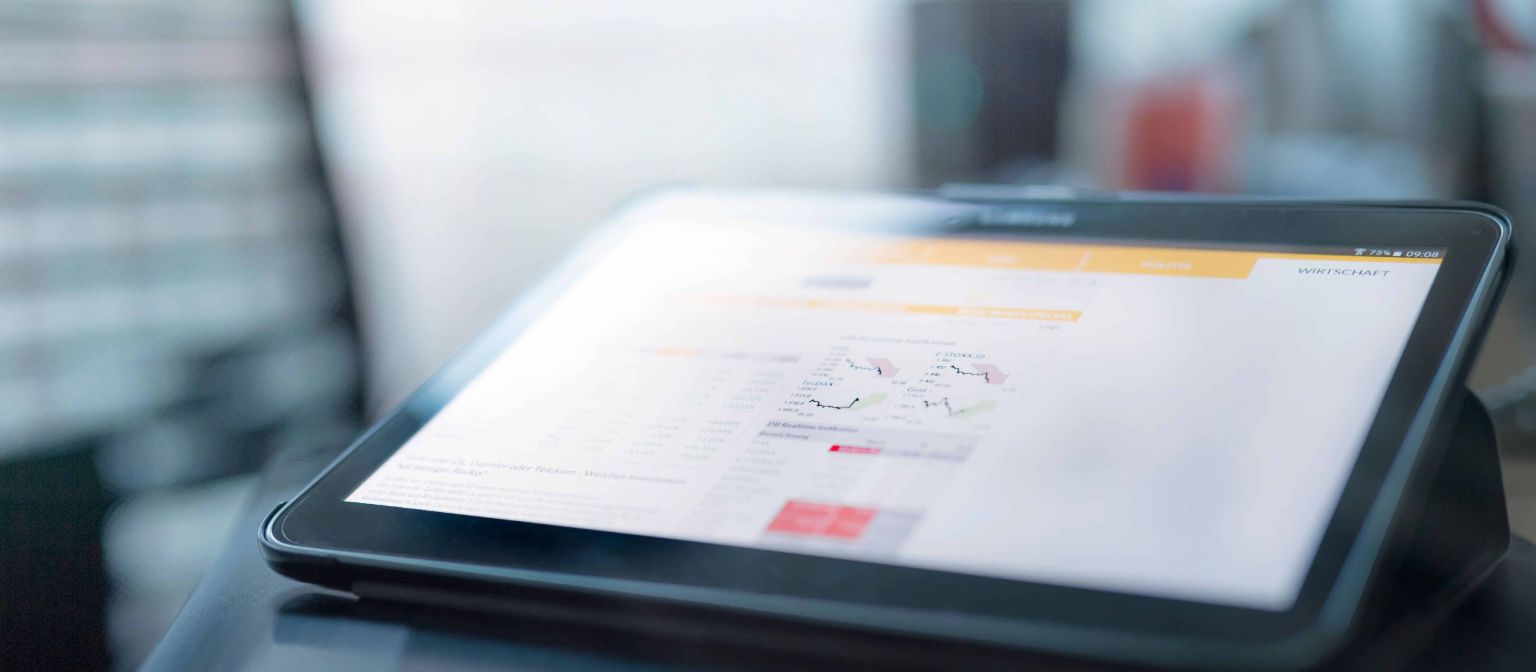 Was Blockchain für Know Your Customer bringt: Tablet mit Charts.