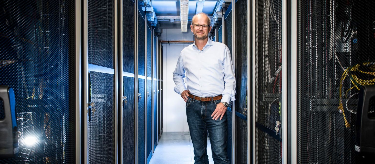 Datenschutz & Cybersicherheit bei EOS: Gunnar Woitack, Chief Information Security Officer, steht im Serverraum