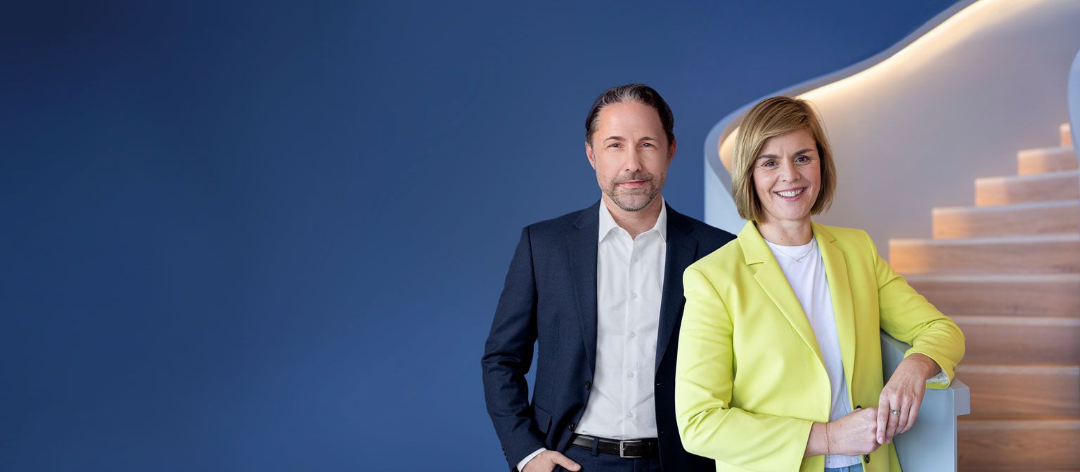 Das Bild zeigt Marwin Ramcke, CEO der EOS Gruppe, und Dr. Eva Griewel, CFO der EOS Gruppe, gemeinsam.