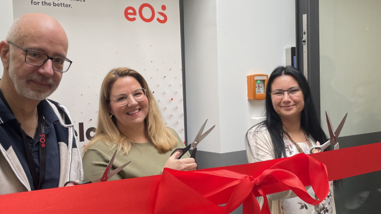 Three EOS colleagues officially opened our new location in Berlin with a a ribbon-cutting ceremony.