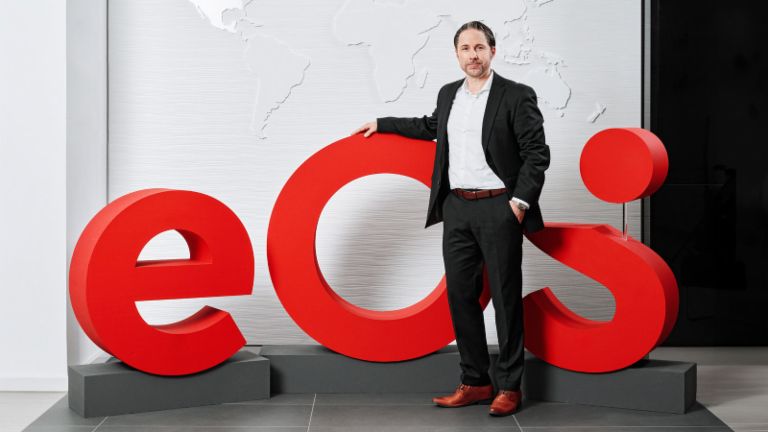 Das ist die neue Marke EOS: Marwin Ramcke präsentiert sich und das neue EOS Logo.