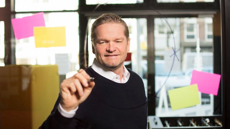 Digitalisierung als Chance: Jürgen Borgartz schildert, was Digitalisierung für ihn bedeutet und gibt einen Einblick in den Mehrwert der digitalen Transformation bei EOS.