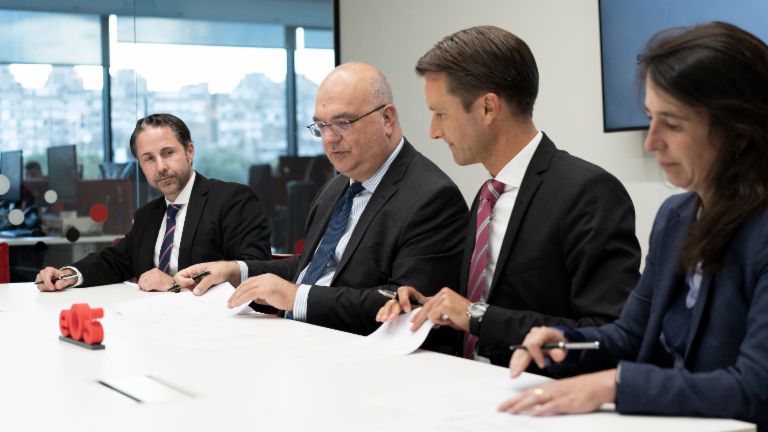 Vertreter*innen von IFC und EOS besiegeln am 20.9.2022 bei einem Festakt ihre Zusammenarbeit beim Aufkauf notleidender Kredite und Immobilien in Osteuropa. Marwin Ramcke, Vittorio Di Bello, Carsten Tidow, Ariane Di Iorio 