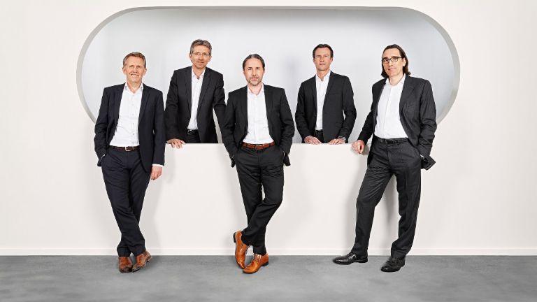 Ein Gruppenfoto zeigt die EOS Geschäftsführer (v.l.n.r.) Andreas Kropp (Deutschland), Justus Hecking-Veltman (Finanzen), Marwin Ramcke (Vorsitzender der Geschäftsführung), Carsten Tidow (Osteuropa) und Dr. Andreas Witzig (Westeuropa).