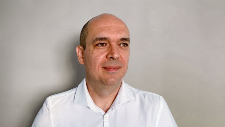 Ein Porträtfoto zeigt Cristi Musat, Managing Director EOS International BVG und „Kopf“ des Projekts Kollecto+