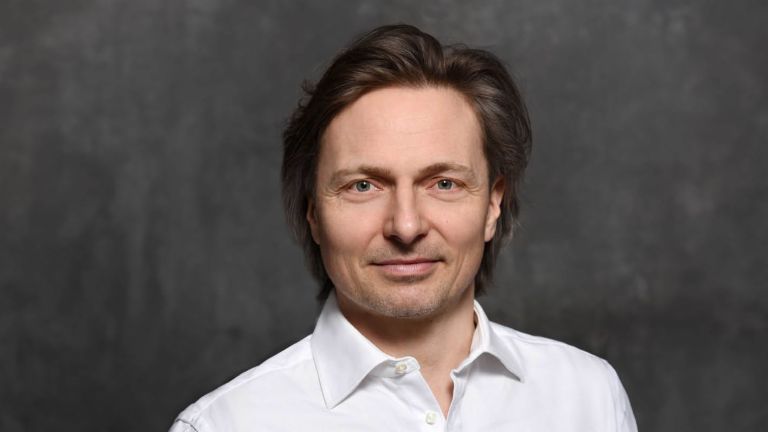 Der Cybersicherheitsexperte Janusch Skubatz, Chief Information Security Officer der EOS Gruppe, mit braunem Haar und weißem Hemd