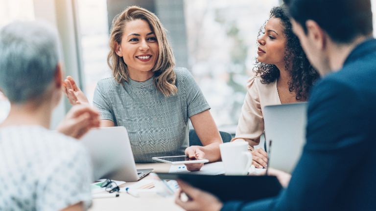 Robotic Process Automation: Kollegen und Kolleginnen und Kollegen in einem Meeting.