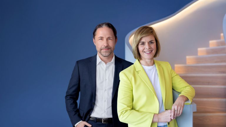Das Bild zeigt Marwin Ramcke, CEO der EOS Gruppe, und Dr. Eva Griewel, CFO der EOS Gruppe, gemeinsam.
