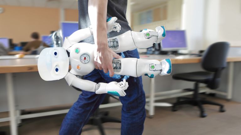 KI im Kundenservice: Mitarbeiter trägt Roboter durch das Büro