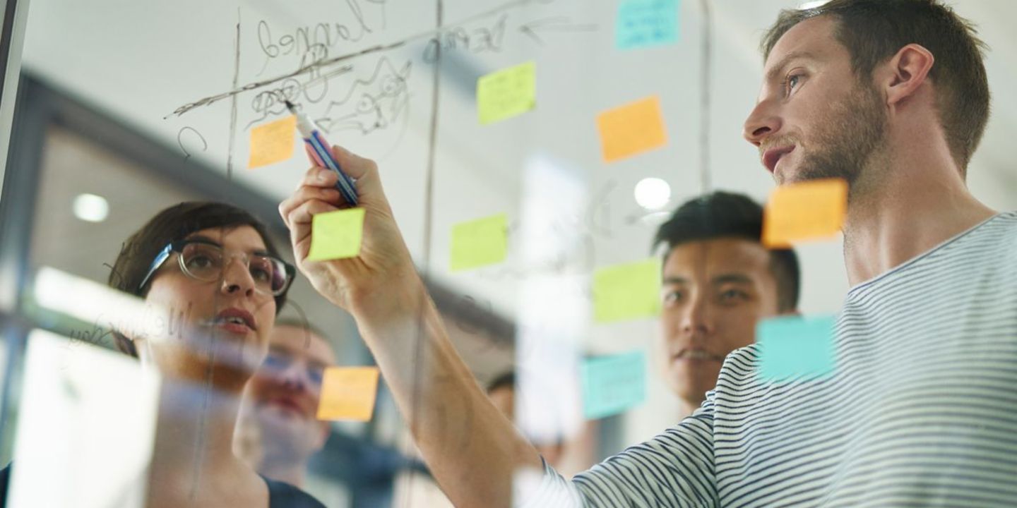 Für EOS ist agiles Arbeiten kein Buzzword. Mit der Daten getriebenen Plattform FX sind die Entwicklerteams von EOS herausgefordert mit Hilfe von agilen Arbeitsmethoden ihren Arbeitsalltag zu gestallten. 