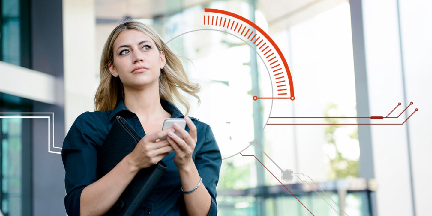 Digitales Vertrauen: Junge Frau nutzt ihr Smartphone vor einem Gebäude.