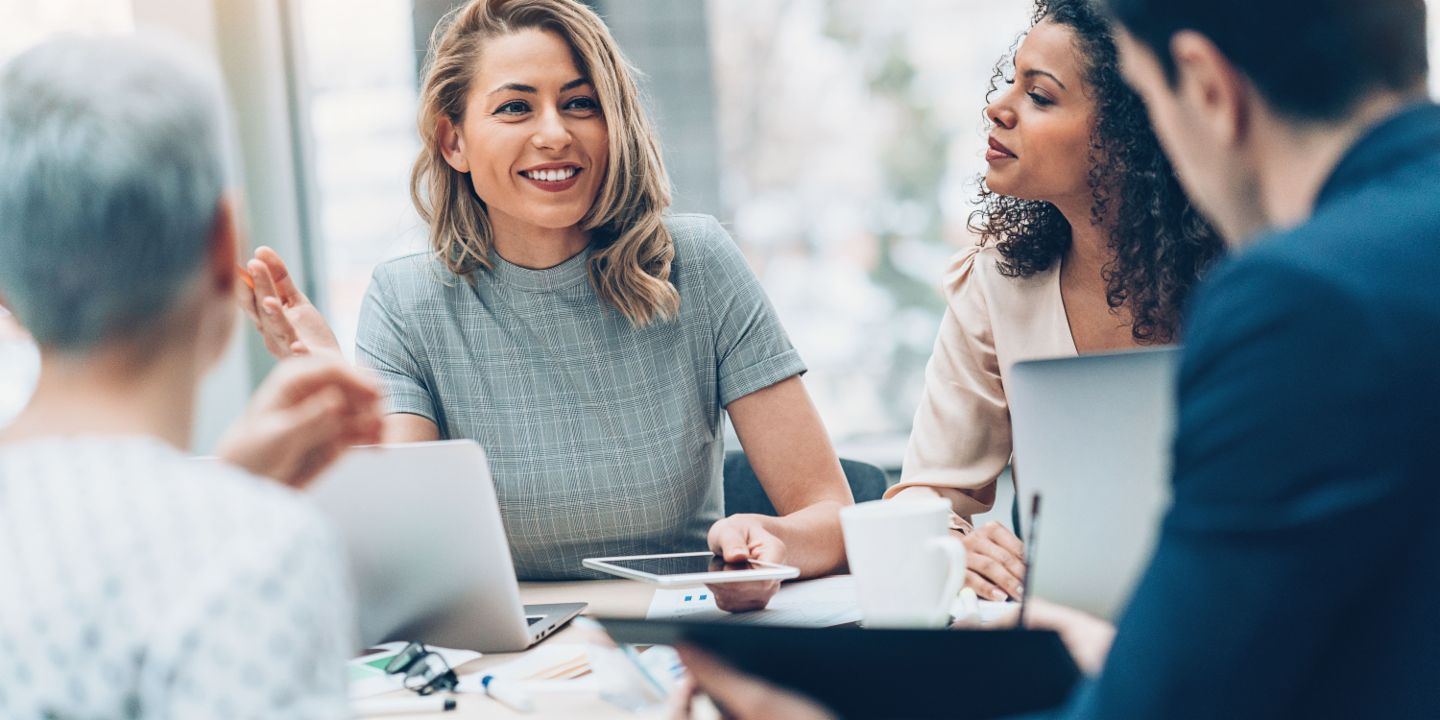 Robotic Process Automation: Kollegen und Kolleginnen und Kollegen in einem Meeting.