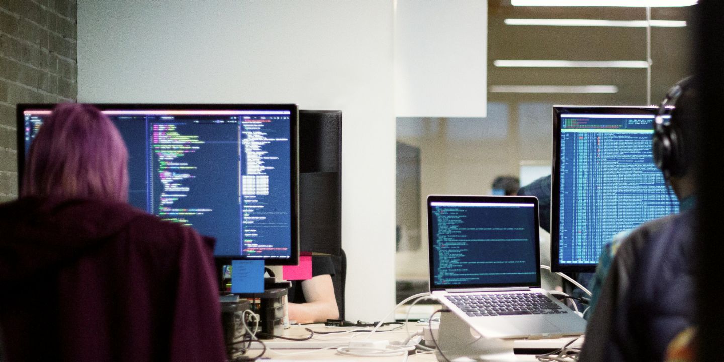 IT-Sicherheit bei EOS: Ein Monitor zeigt den Quellcode einer Website an.