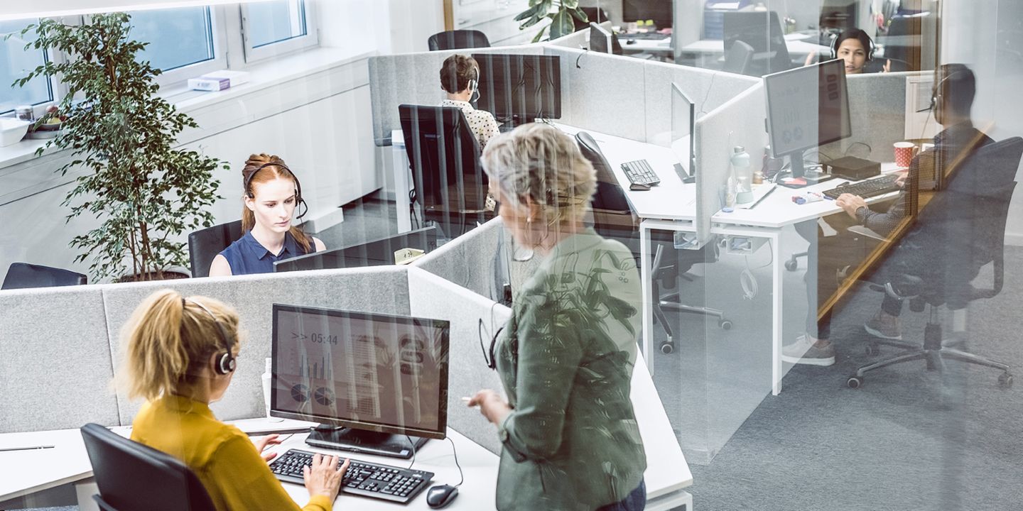 Interview: Call Center Agents bei der Arbeit.