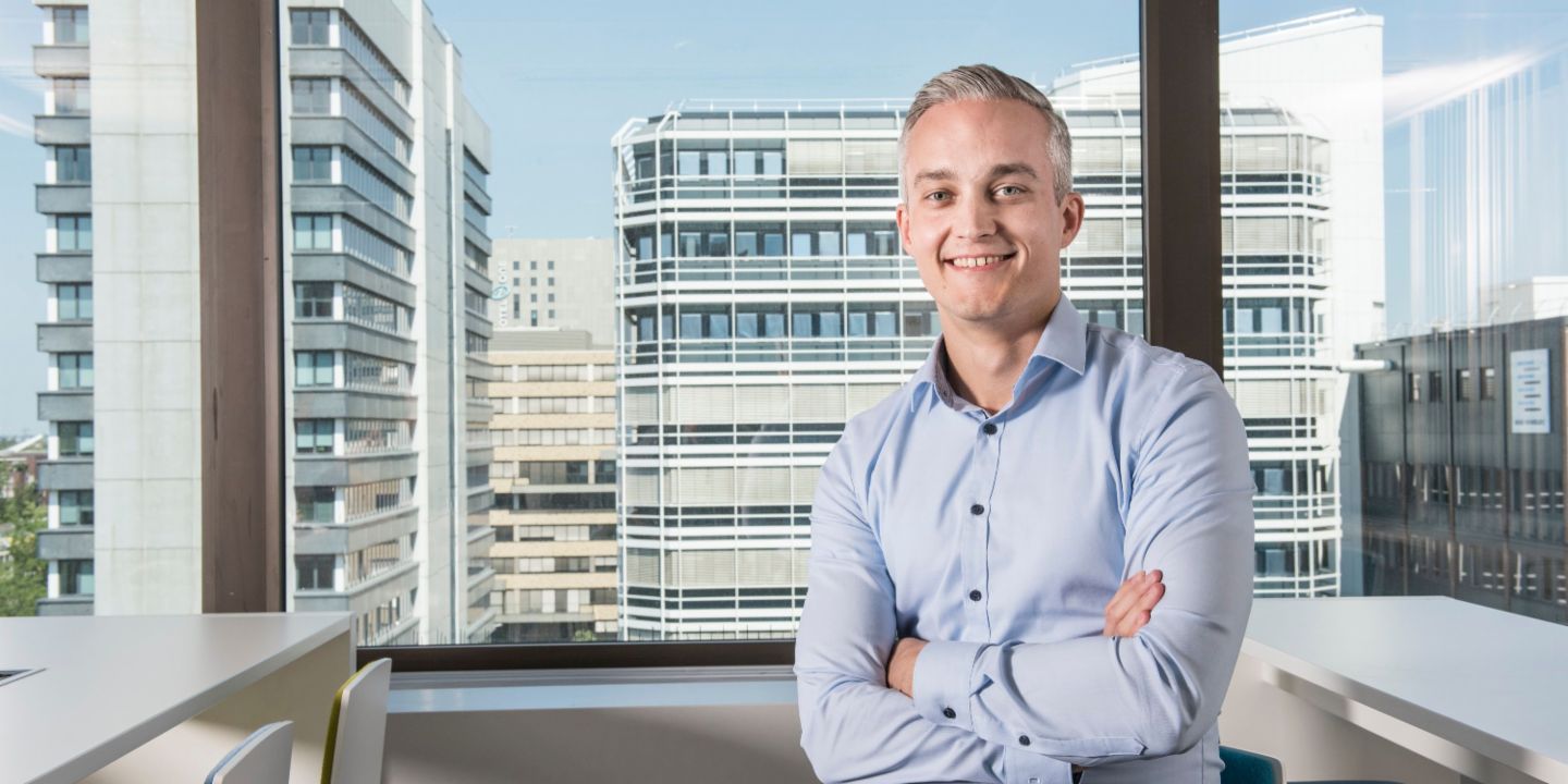 Training der Datenmodelle: Andreas Dix, Data-Spezialist bei EOS, in einem Büro.