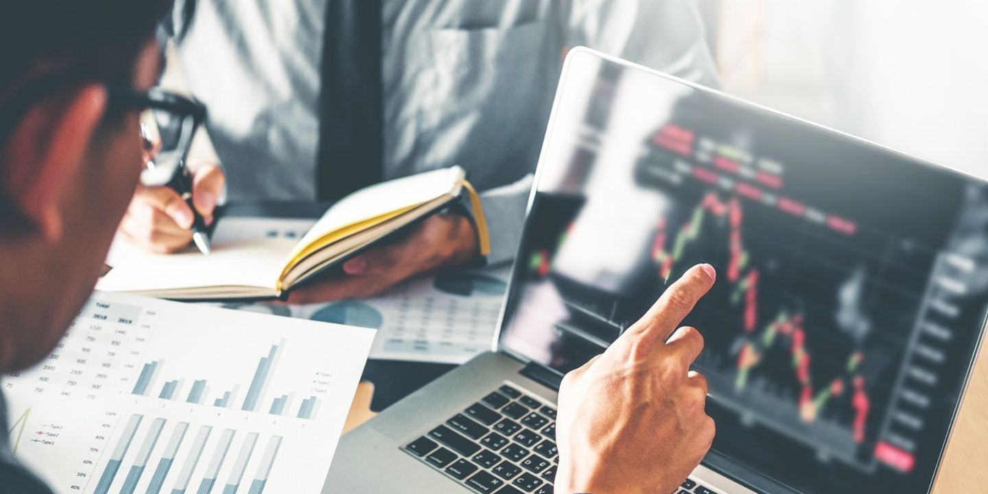 Konjunkturkrise: ein Mann beobachtet Aktienkurse an einem Computerbildschirm