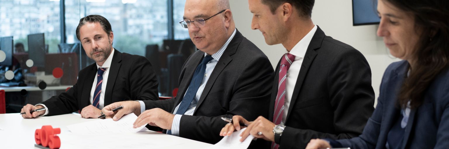 Vertreter*innen von IFC und EOS besiegeln am 20.9.2022 bei einem Festakt ihre Zusammenarbeit beim Aufkauf notleidender Kredite und Immobilien in Osteuropa. Marwin Ramcke, Vittorio Di Bello, Carsten Tidow, Ariane Di Iorio 