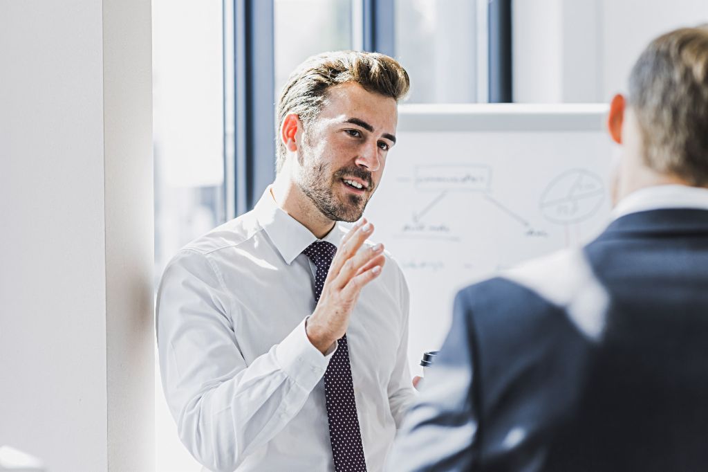 Liquiditätsmanagement und Umsatzsteuer: Geschäftsmänner tauschen sich aus.