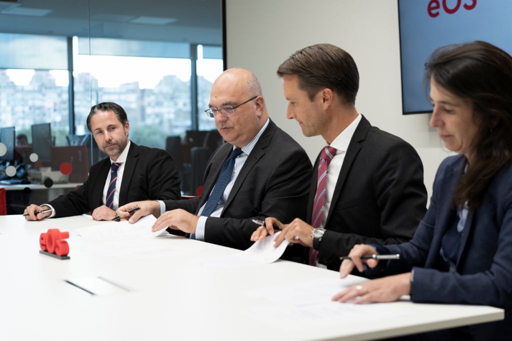 Vertreter*innen von IFC und EOS besiegeln am 20.9.2022 bei einem Festakt ihre Zusammenarbeit beim Aufkauf notleidender Kredite und Immobilien in Osteuropa. Marwin Ramcke, Vittorio Di Bello, Carsten Tidow, Ariane Di Iorio 