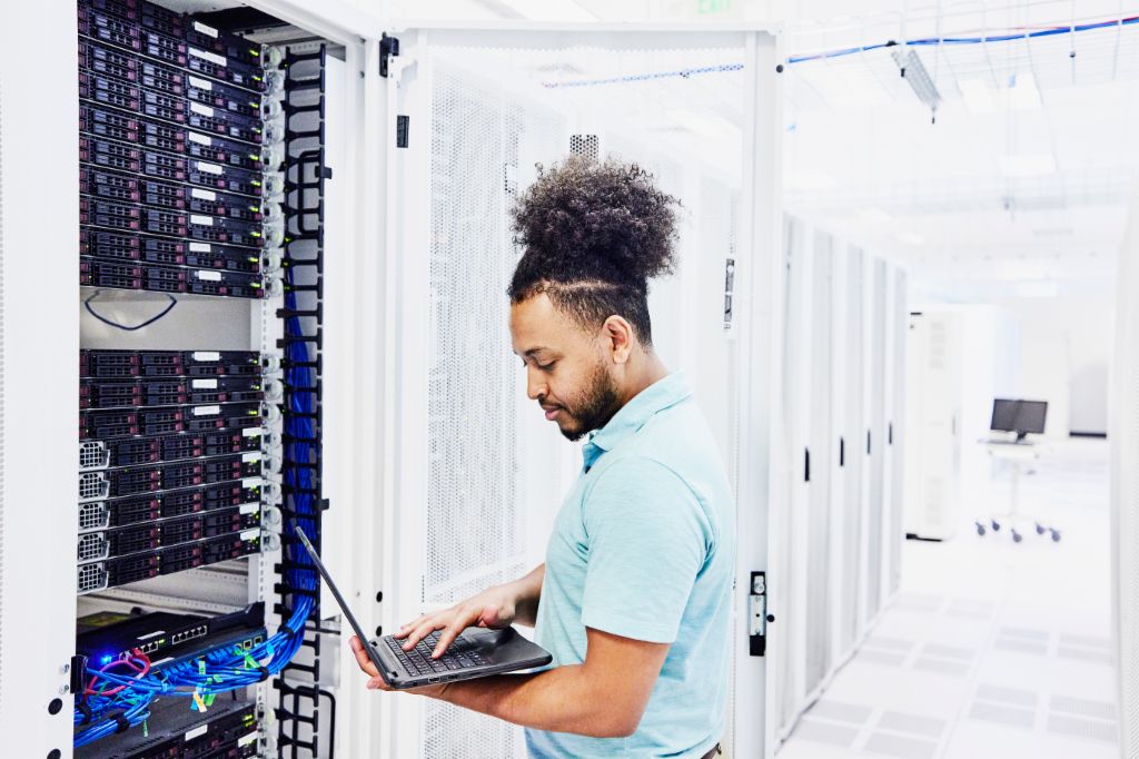 Cyber Security hat für EOS höchste Priorität. Dafür baut das Unternehmen einen internationalen Schutzschirm auf.