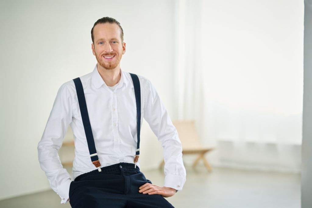 Sebastian Pollmer leaning against a bar chair