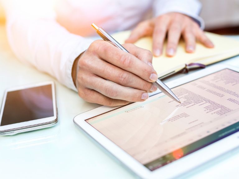 Kleinunternehmer und Mittelständler verschenken viel Liquidität.<br/>Verschiedene Studien zeigen das brachliegende Potenzial: In vielen Unternehmen ist das Betriebskapital viel zu lange gebunden – zum Beispiel durch noch nicht bezahlte Rechnungen
