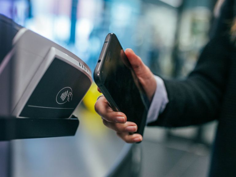 Digitales Bezahlen wird immer wichtiger und ist heute, dank Smartphone und Apps, nicht nur möglich sondern wird auch immer populärer. Die Verwendung von Apps zum Bezahlen ist ein einfache Methode, die Google, Apple, PayPal und Online Banken wie N26 anbieten. 