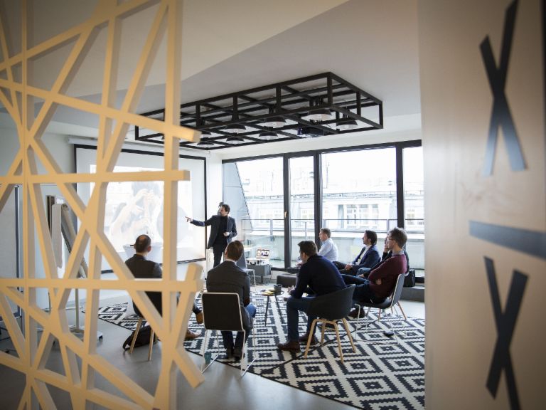 Warum EOS kein Start-up ist – und dennoch nicht weniger agil: Mehrere Personen bei einem Meeting.