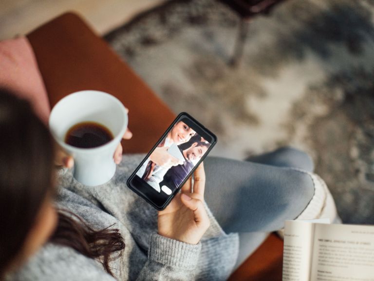 Innovation bei EOS: eine Zahlerin mit Smartphone und der Benutzeroberfläche der neuen App.