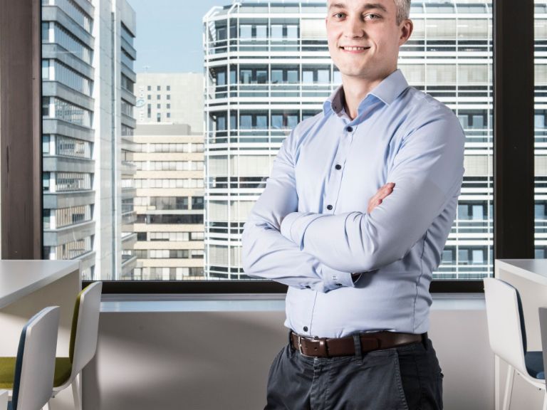 Andreas Dix vom EOS Data Science Team, sitzt in einem Büro vor dem Fenster