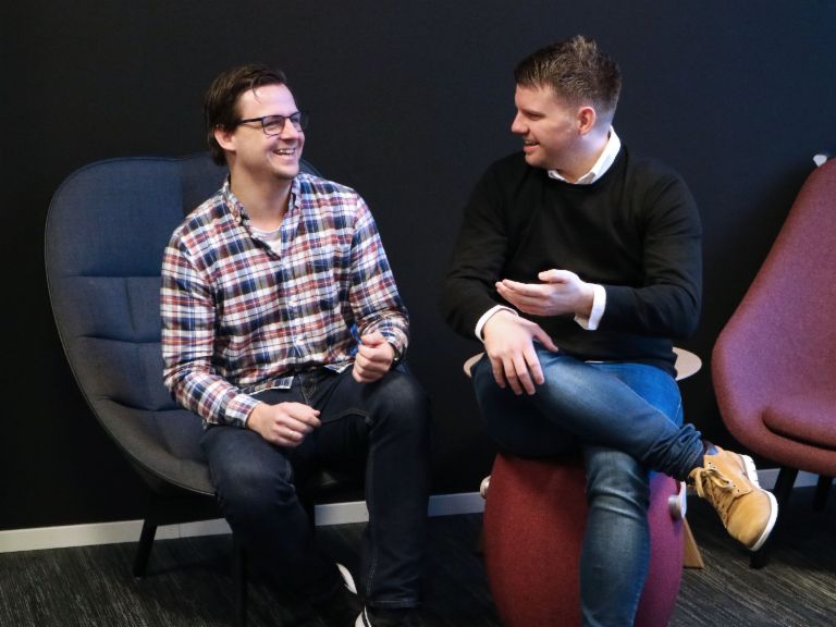 KI im Kundenservice: Magnus Bødtger und Stian Ellingsen von Svea Finans planen den Einsatz eines Chatbots.