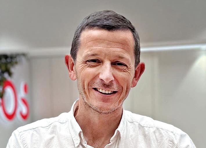 Ein Foto zeigt González Pedreira, Strategy Project Manager bei EOS Spanien.