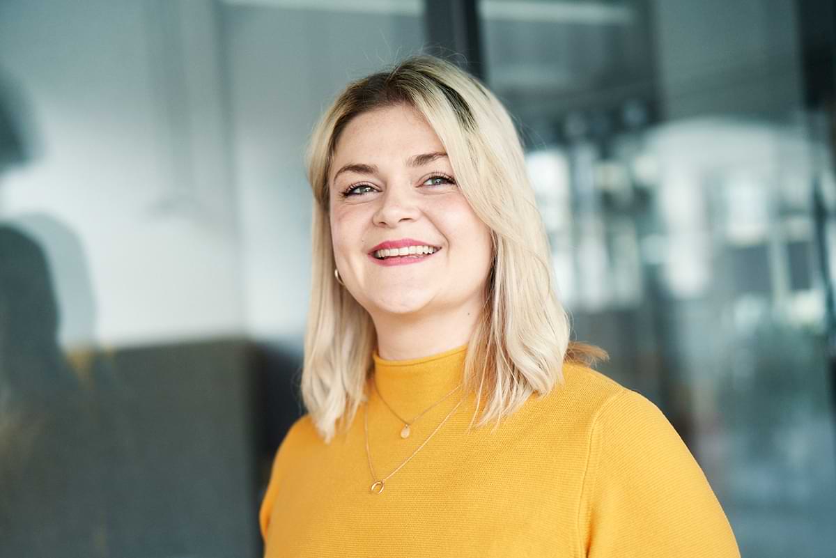 Vielfalt bei EOS: Roxana Herfort ist Consultant Corporate Communications & Marketing bei EOS und setzt sich als Gründungsmitglied von W:isible sowie Mitglied von Queer@EOS für ein vorurteilsfreies Arbeitsumfeld ein.