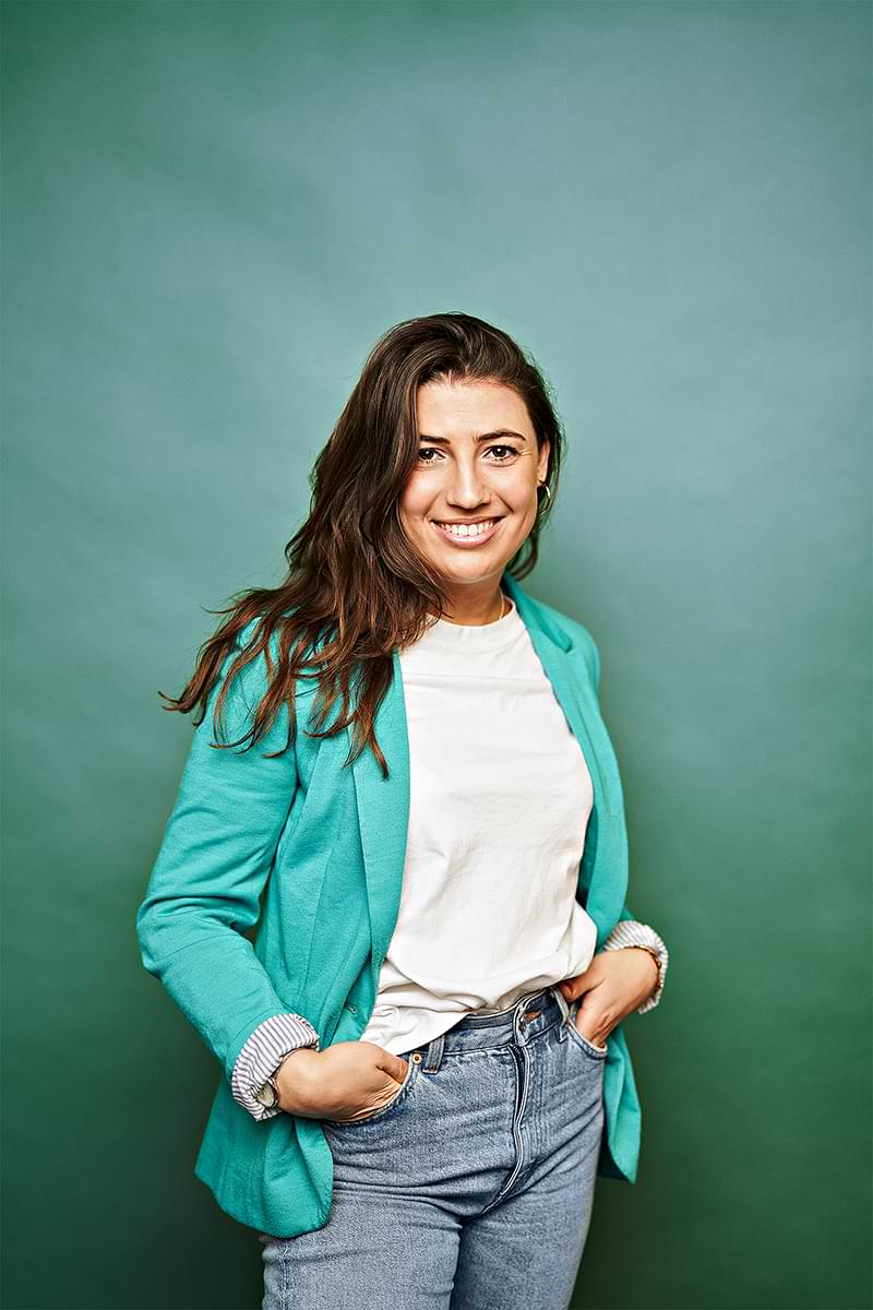 Vielfalt bei EOS: Sarah Akbari arbeitet als Junior Marketing Consultant bei EOS und hat dort das Netzwerk W:isible mit ins Leben gerufen.