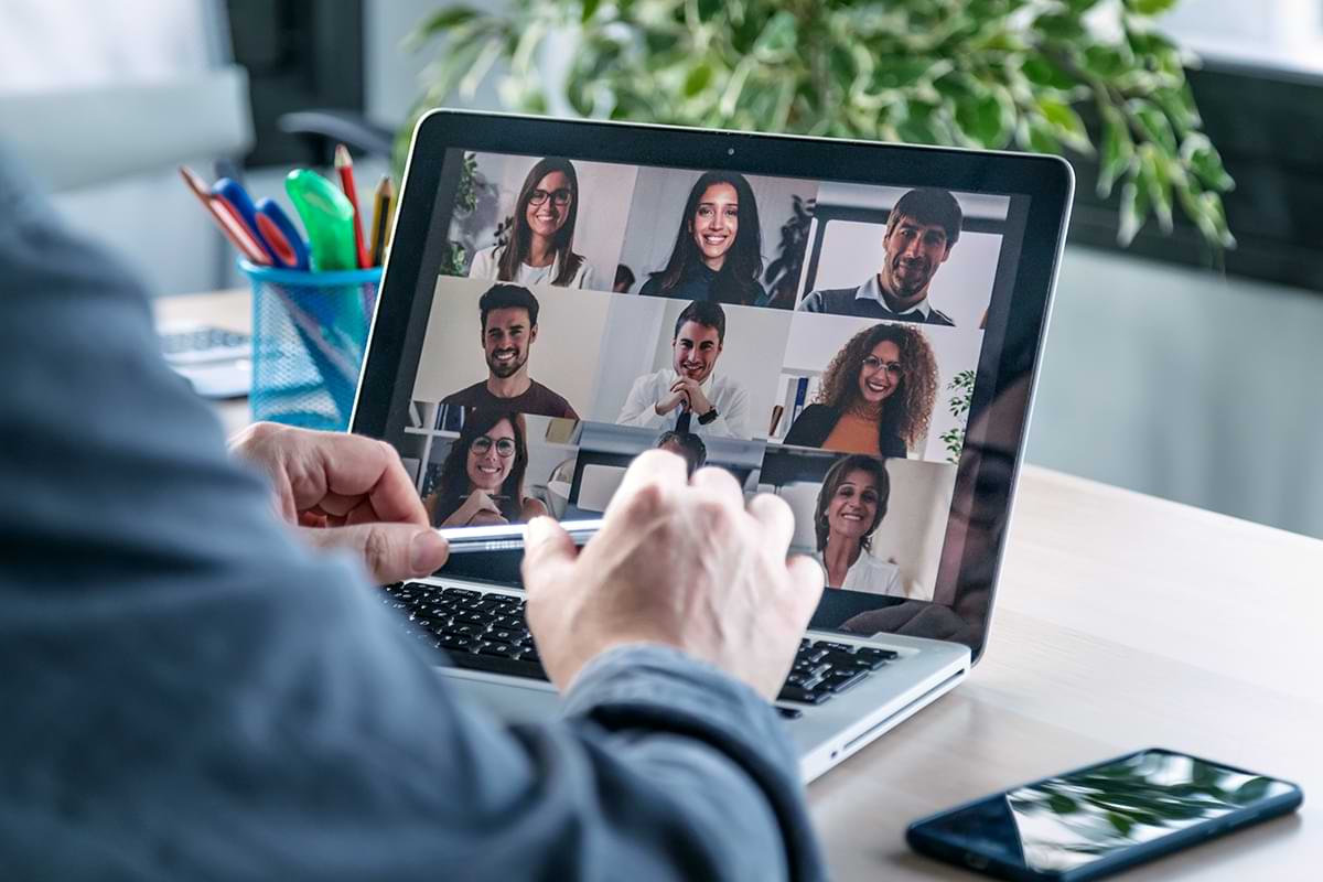 EOS Geschäftsjahr 2020/21: Mitarbeiter*innen in einem Videocall
