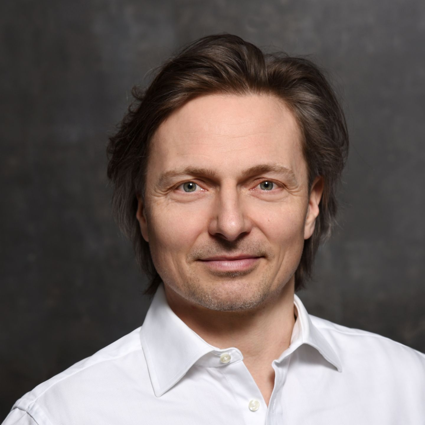 Der Cybersicherheitsexperte Janusch Skubatz, Chief Information Security Officer der EOS Gruppe, mit braunem Haar und weißem Hemd