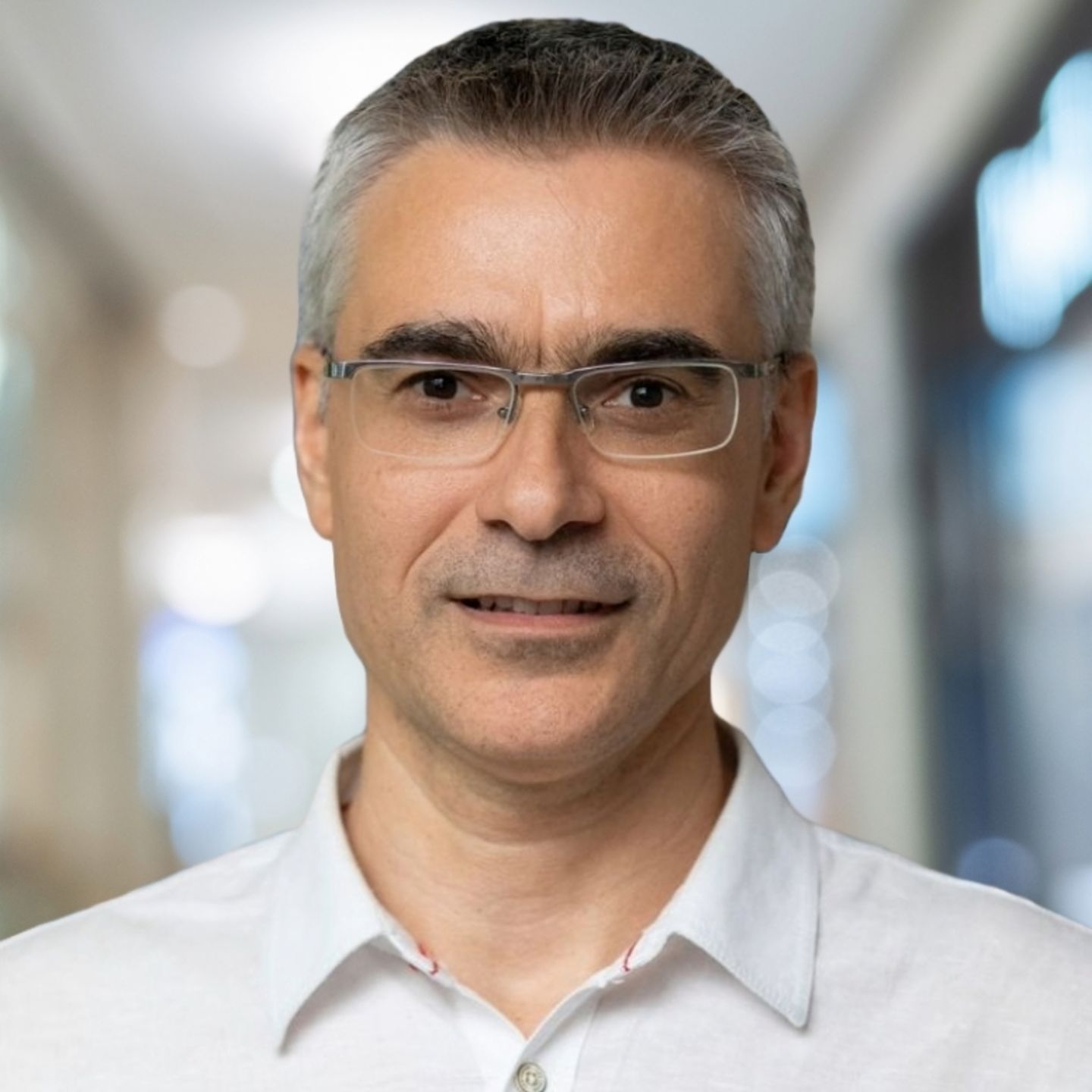 Das Bild zeigt ein Porträt des Gesprächspartners Dobrin Mirevski, Chief Digital Officer bei EOS Bulgarien.