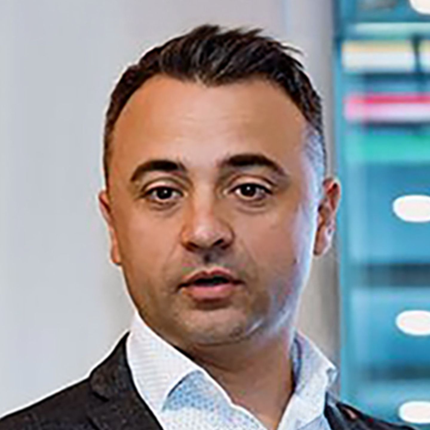Portait von Paul Baltag, Digital Transformation Manager, EOS Rumänien Das Bild zeigt ein Porträt des Gesprächspartners Paul Baltag, Digital Transformation Manager bei EOS Rumänien.
