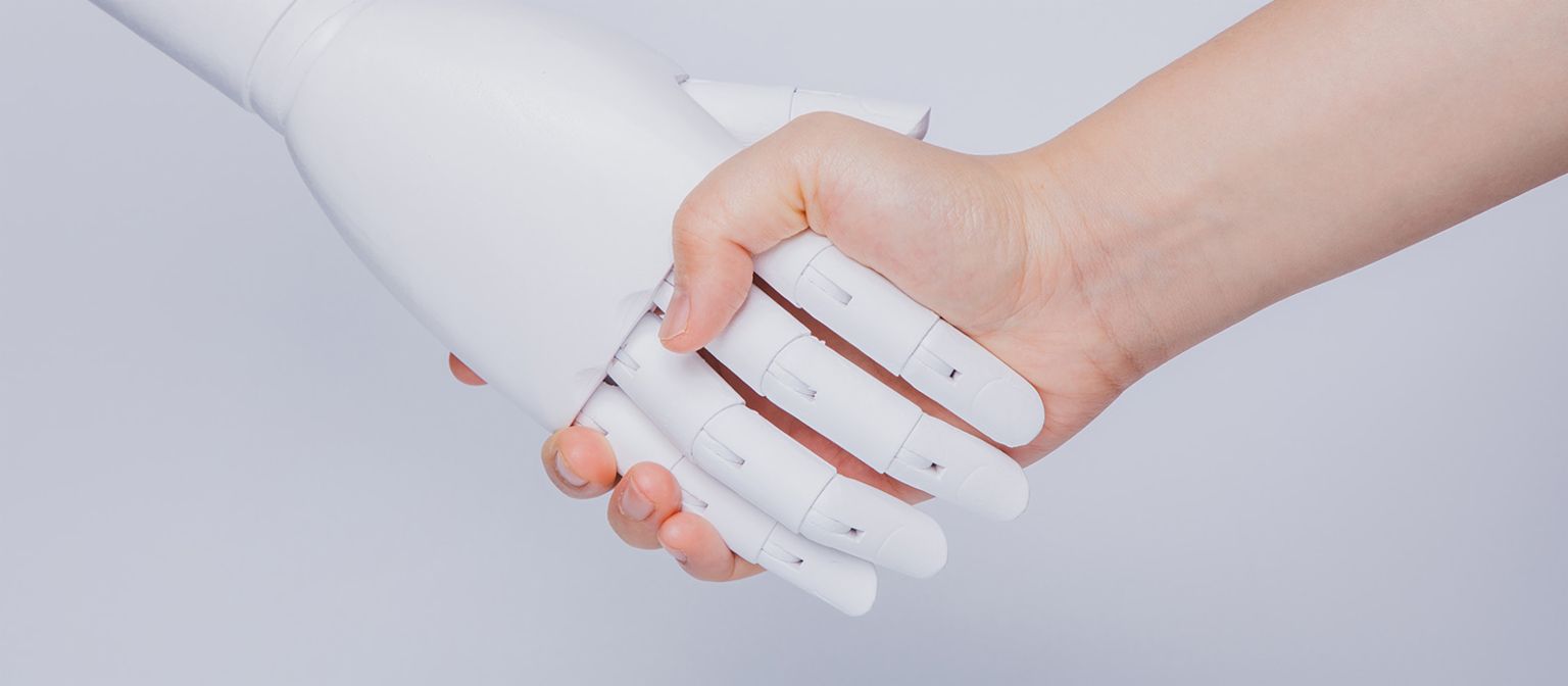 Chatbots im Inkasso-Service: Roboter und Mensch geben sich die Hand.