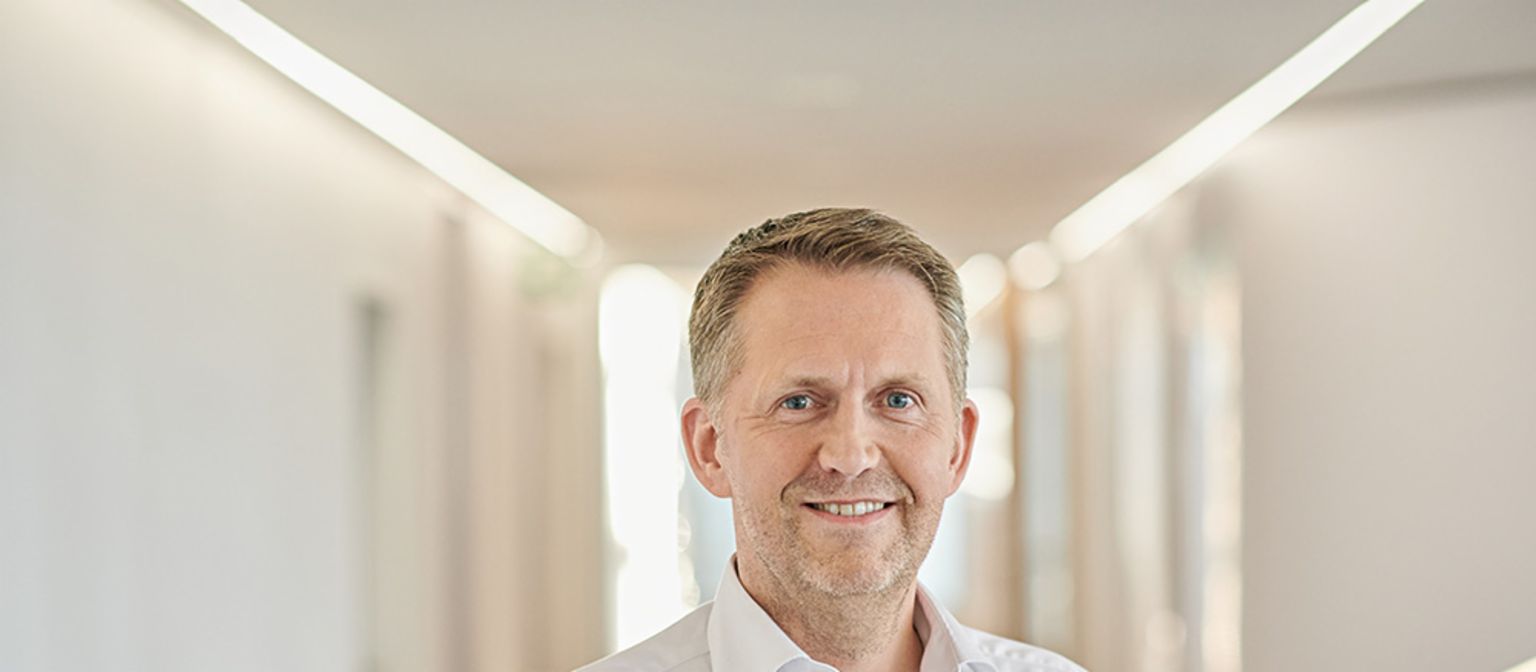 Andreas Kropp, Mitglied des EOS Boards und verantwortlich für die Region Deutschland<br/>Geschäftsführer EOS Deutschland lächelt freundlich.  