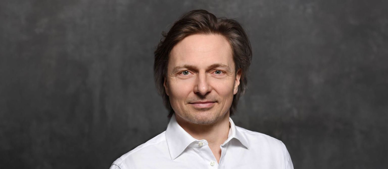 Der Cybersicherheitsexperte Janusch Skubatz, Chief Information Security Officer der EOS Gruppe, mit braunem Haar und weißem Hemd
