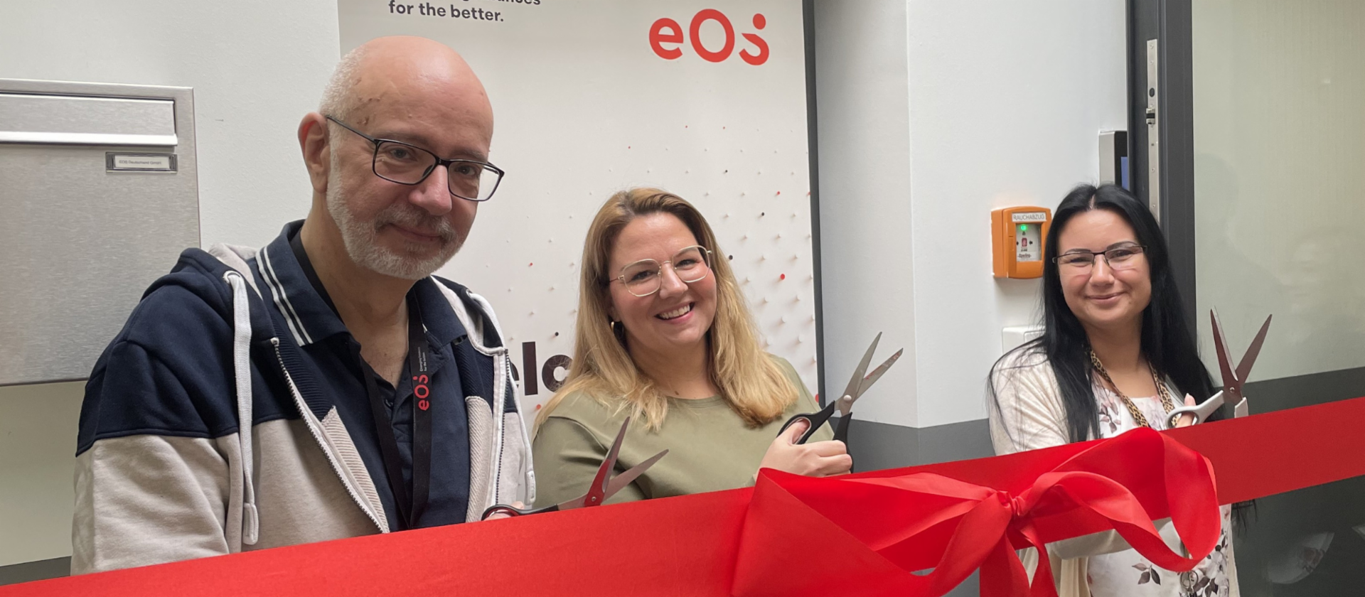 Three EOS colleagues officially opened our new location in Berlin with a a ribbon-cutting ceremony.