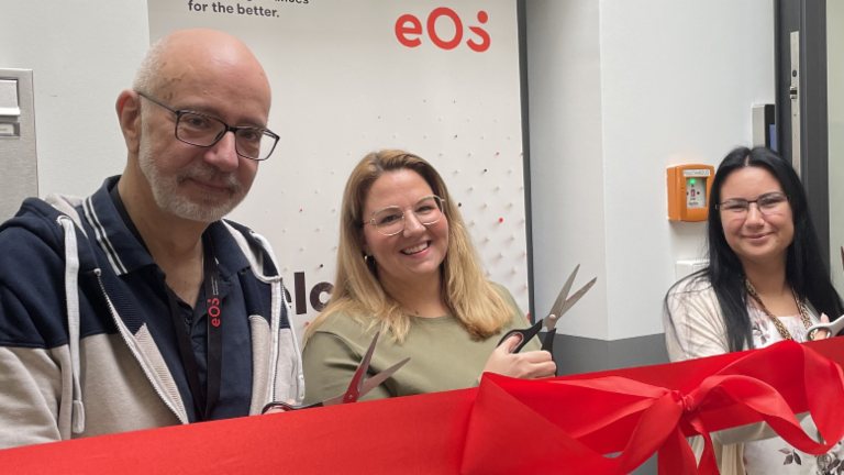 Three EOS colleagues officially opened our new location in Berlin with a a ribbon-cutting ceremony.